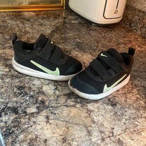 Toddler nike tennis shoes Velcro 
Size 8
